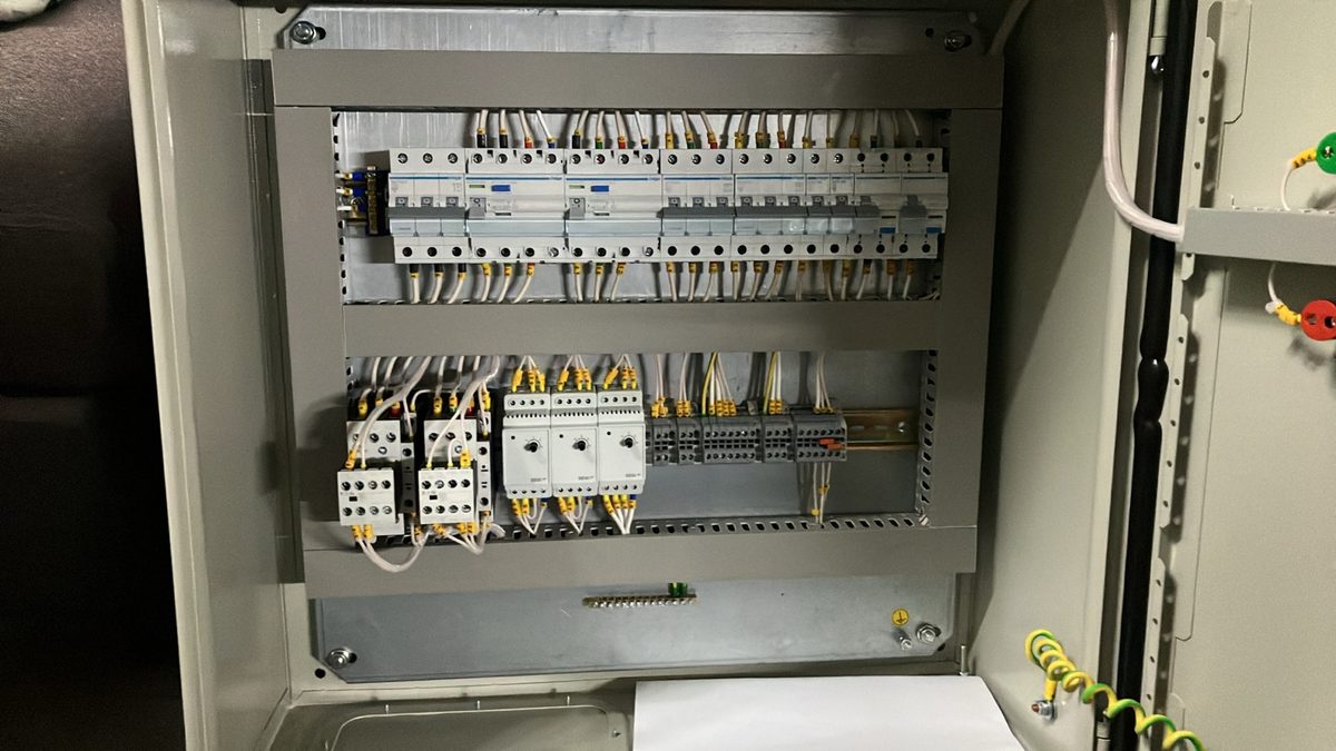 Контактори Hager та теплові реле у щиті керування двигунами