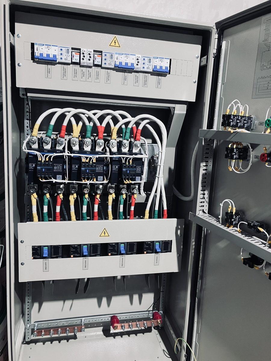 Внутрішній монтаж — контактори Chint NXC, силові кабелі, секції автоматів