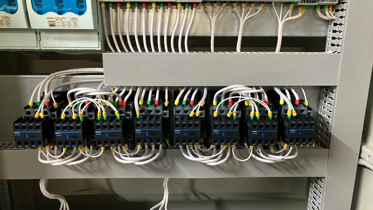 Вісім контакторів CHNT — пускові та байпасні для чотирьох двигунів