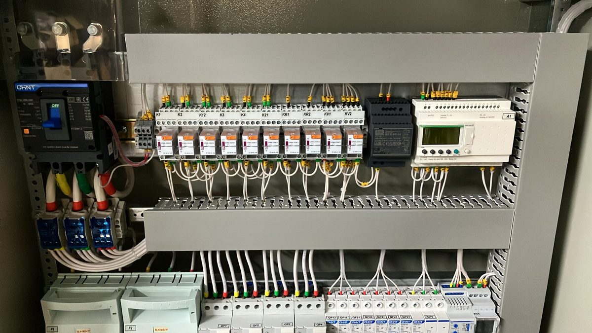 Секція реле, ПЛК Schneider Electric Zelio та вводний автомат CHNT
