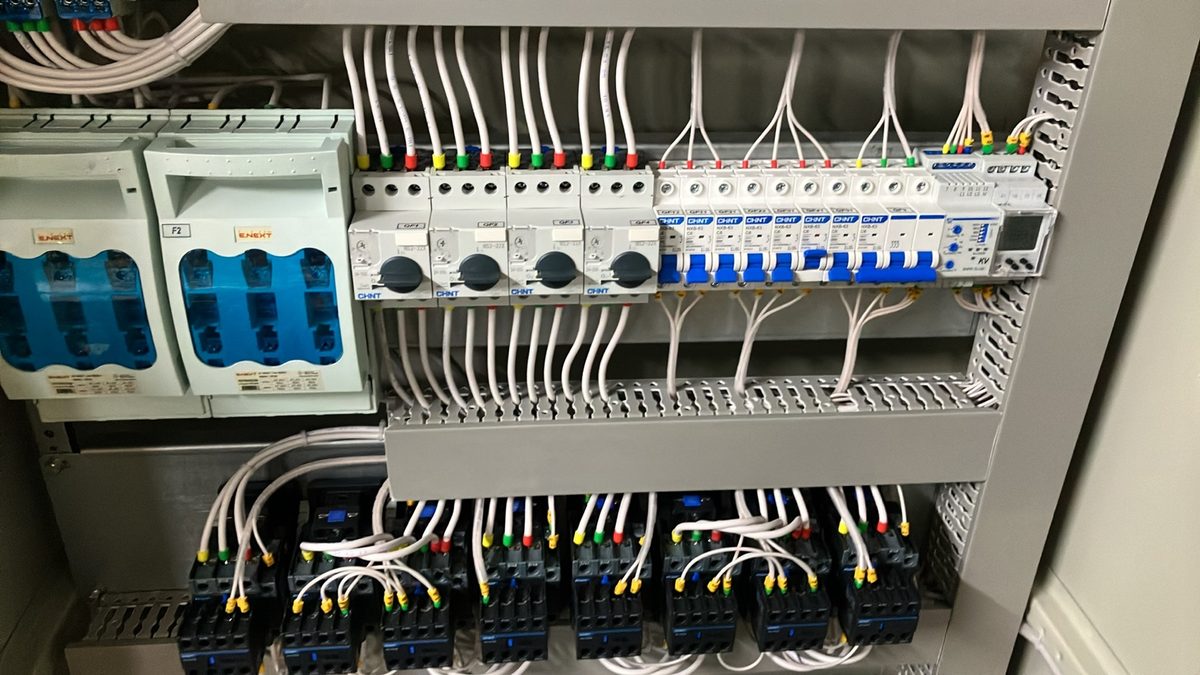 Секція автоматів CHNT, роз'єднувачів E-NEXT та реле контролю