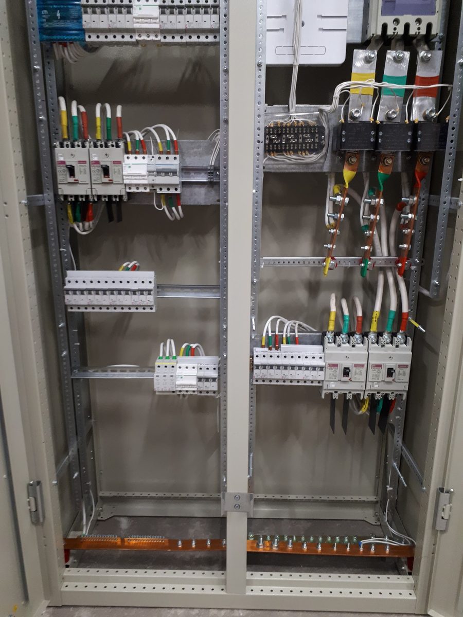 Групи відхідних автоматів — ETI та Schneider Electric