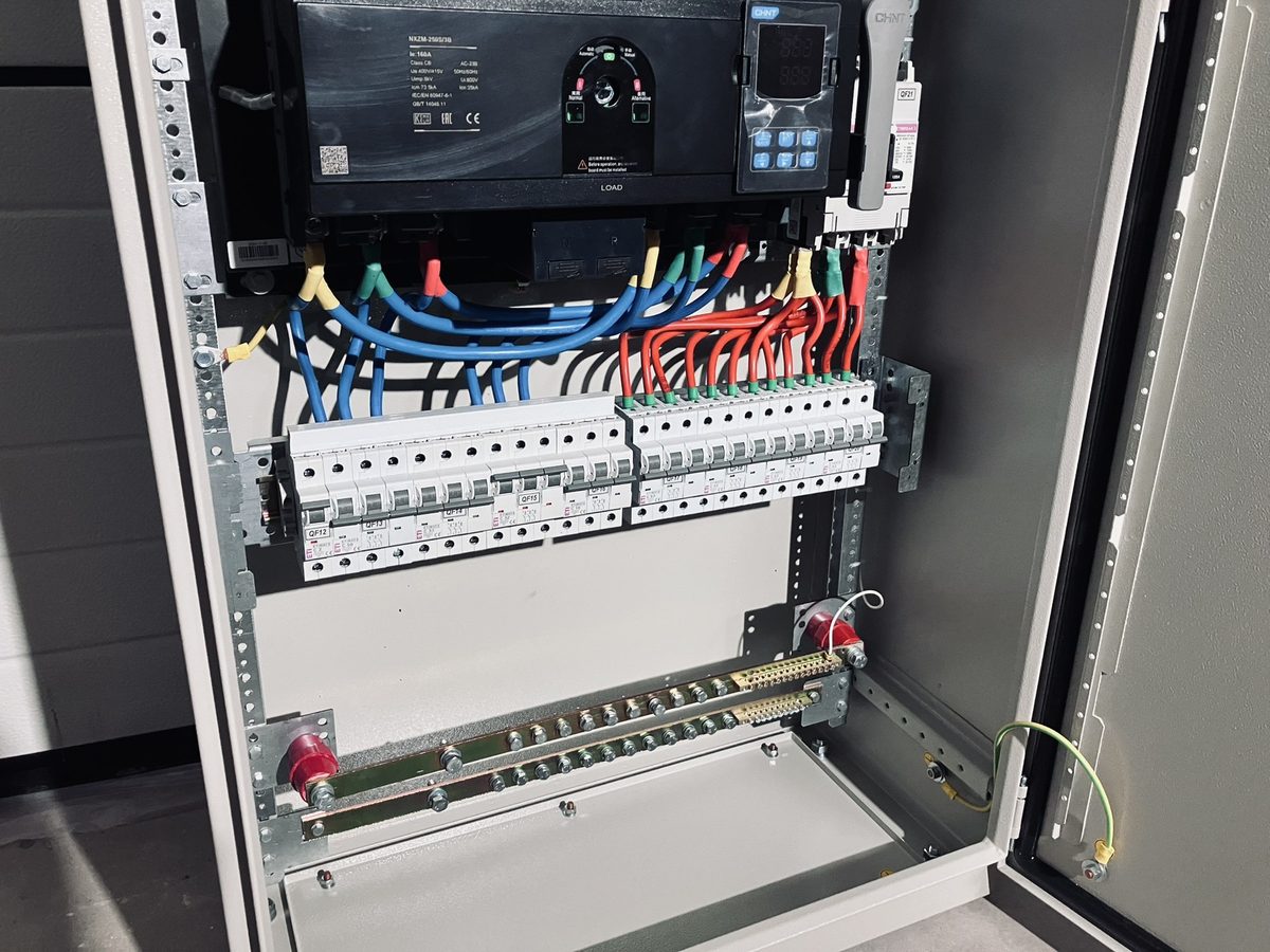 Блок АВР CHNT NXZM-250S/3B та нижня секція з груповими автоматами