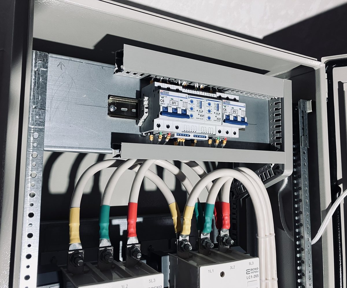 Секція керування — автомати SF1/SF2, реле KV1/KV2, контактори LC1-265