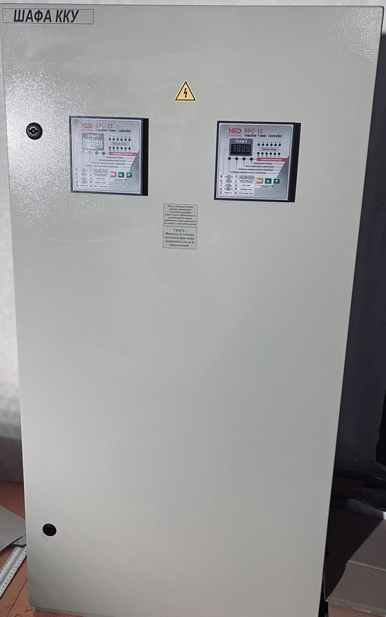 Зовнішній вигляд шафи ККУ — два регулятори NEO Electric RPC-12 на дверях