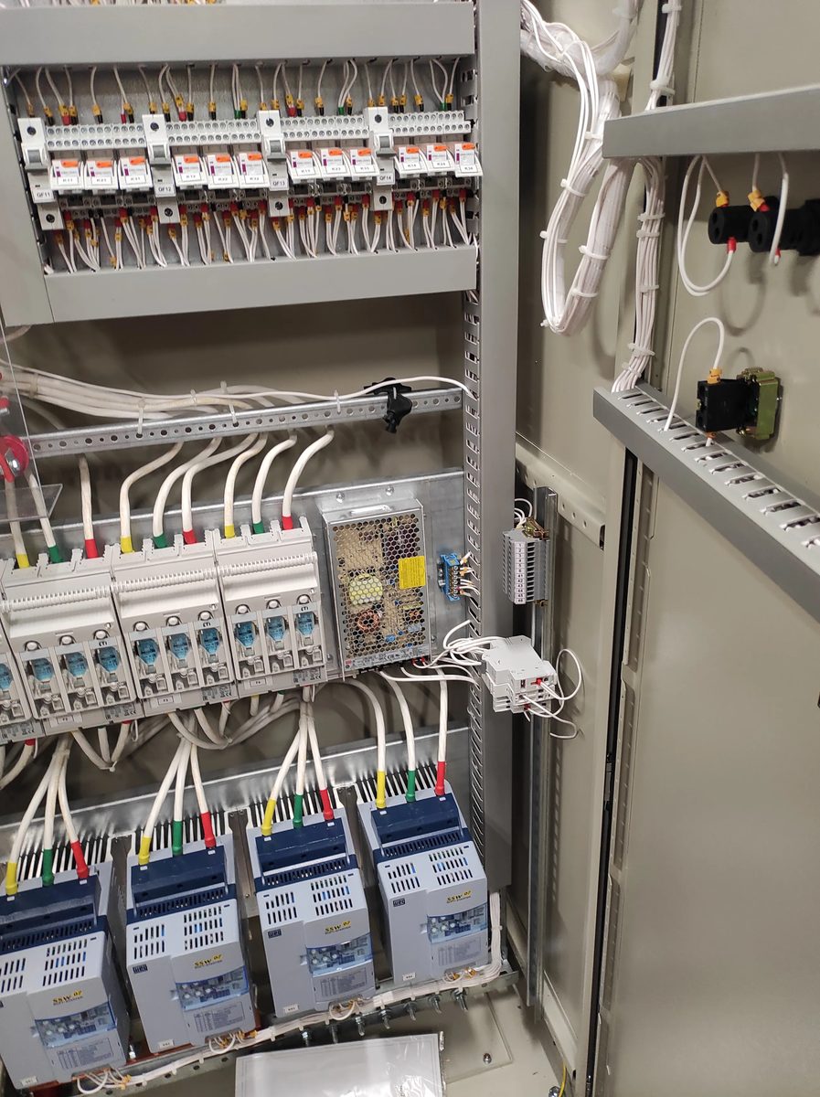 Блок живлення 24VDC, пристрої плавного пуску WEG SSW 07 — бічний ракурс