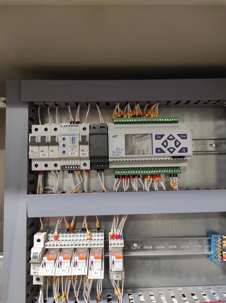 Верхня секція: ПЛК APT FlexiCon S2-A1, реле KV1, контактори K1–K6, клемні блоки