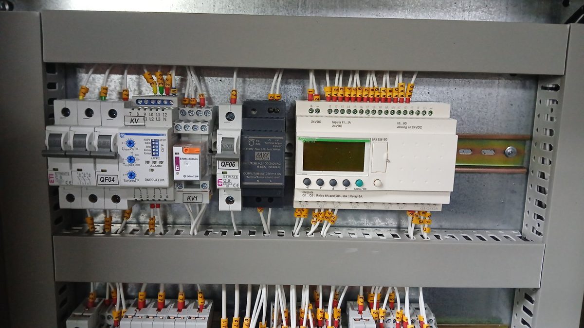 Вузол керування: ПЛК Schneider SR3, реле контролю мережі, контактор, автомати ETI